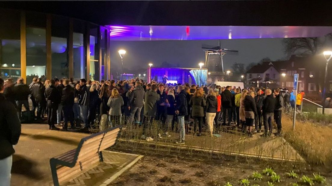 Het feest bij het gemeentehuis