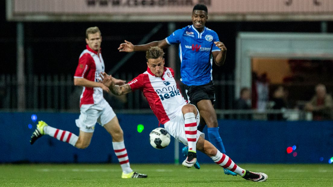 invaller Nick Bakker maakte zijn eerste minuten voor FC Emmen