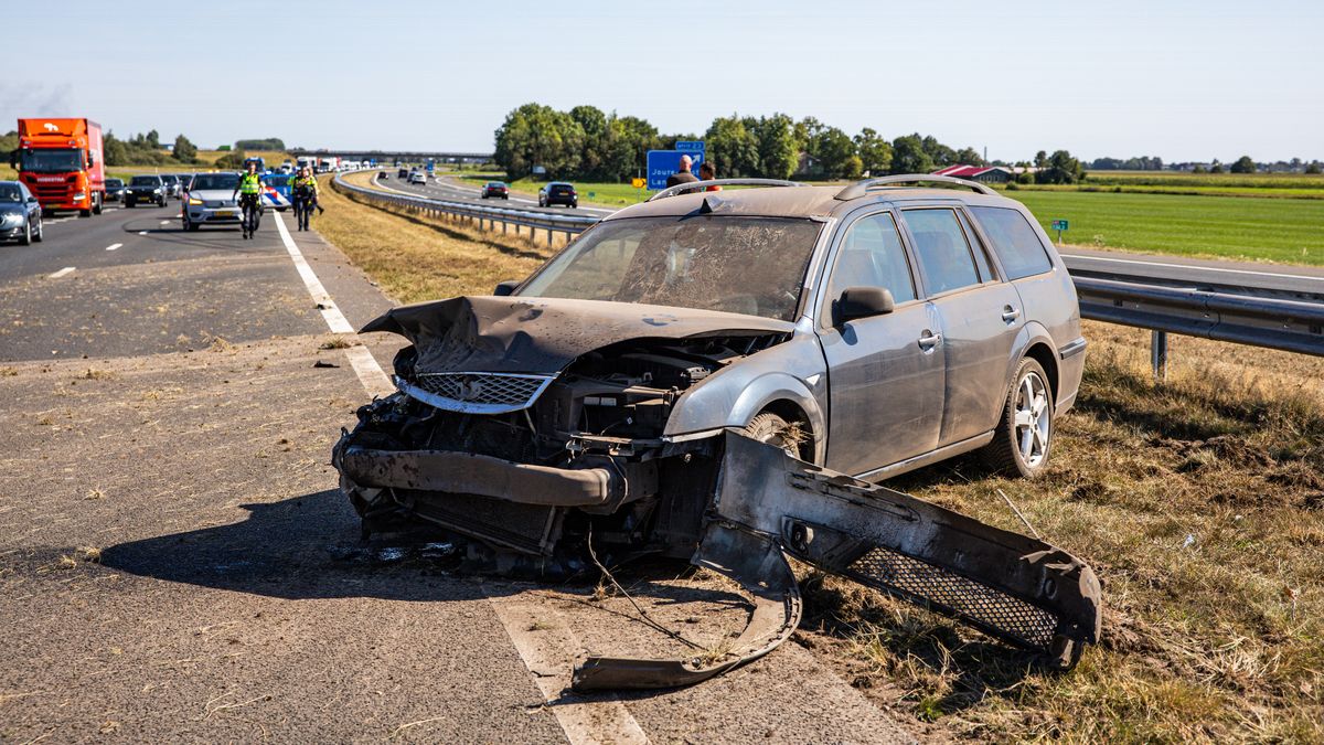 Auto in de vangrail bij Broek | Geen treinen tussen Buitenpost en Groningen