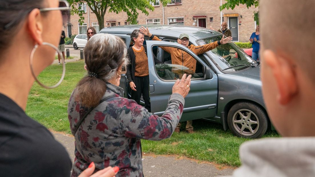 Na maanden in het ziekenhuis wordt deze coronapatient thuis feestelijk onthaald