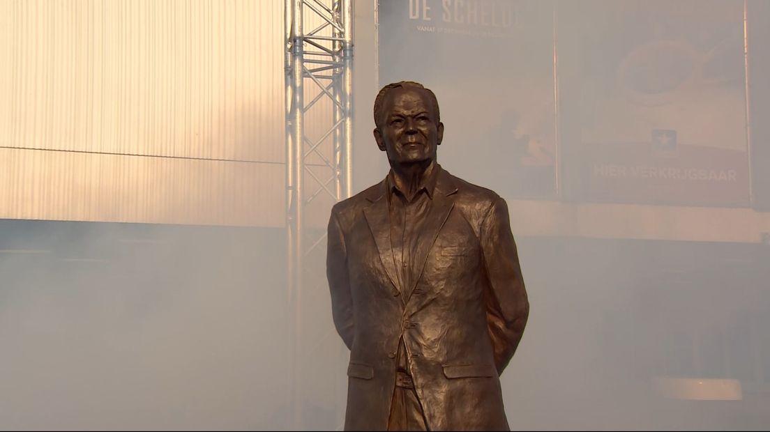 Het standbeeld van Martin Koeman doemt op uit de rook van een rookmachine