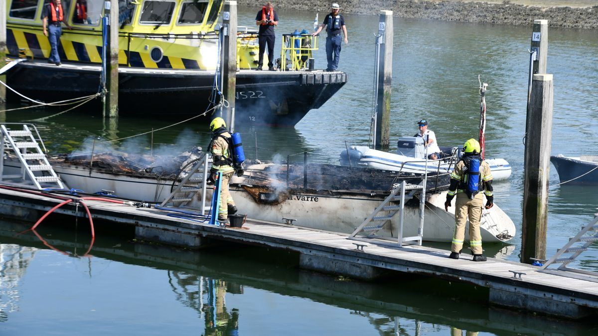 Zeilboot brandt uit in haven Zierikzee