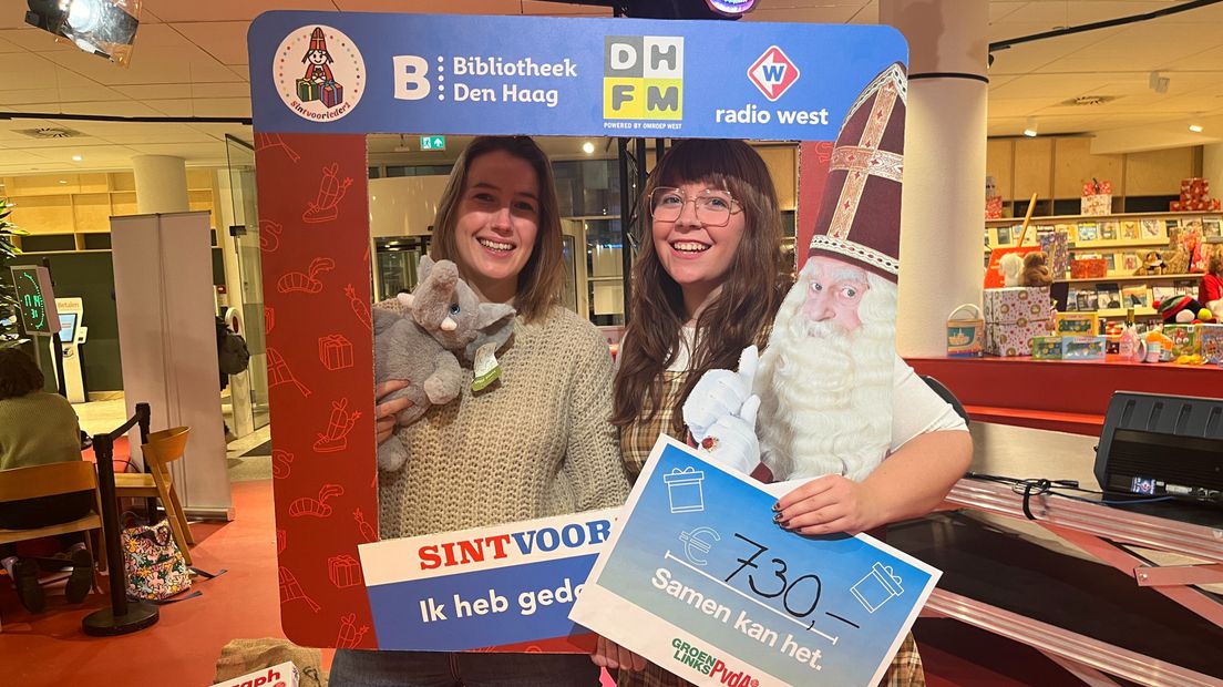 Janneke Holman en Isabel Bos brengen cadeautjes