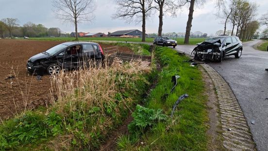 Auto met aanhanger eindigt in akker, bestuurder heeft hoofdwond