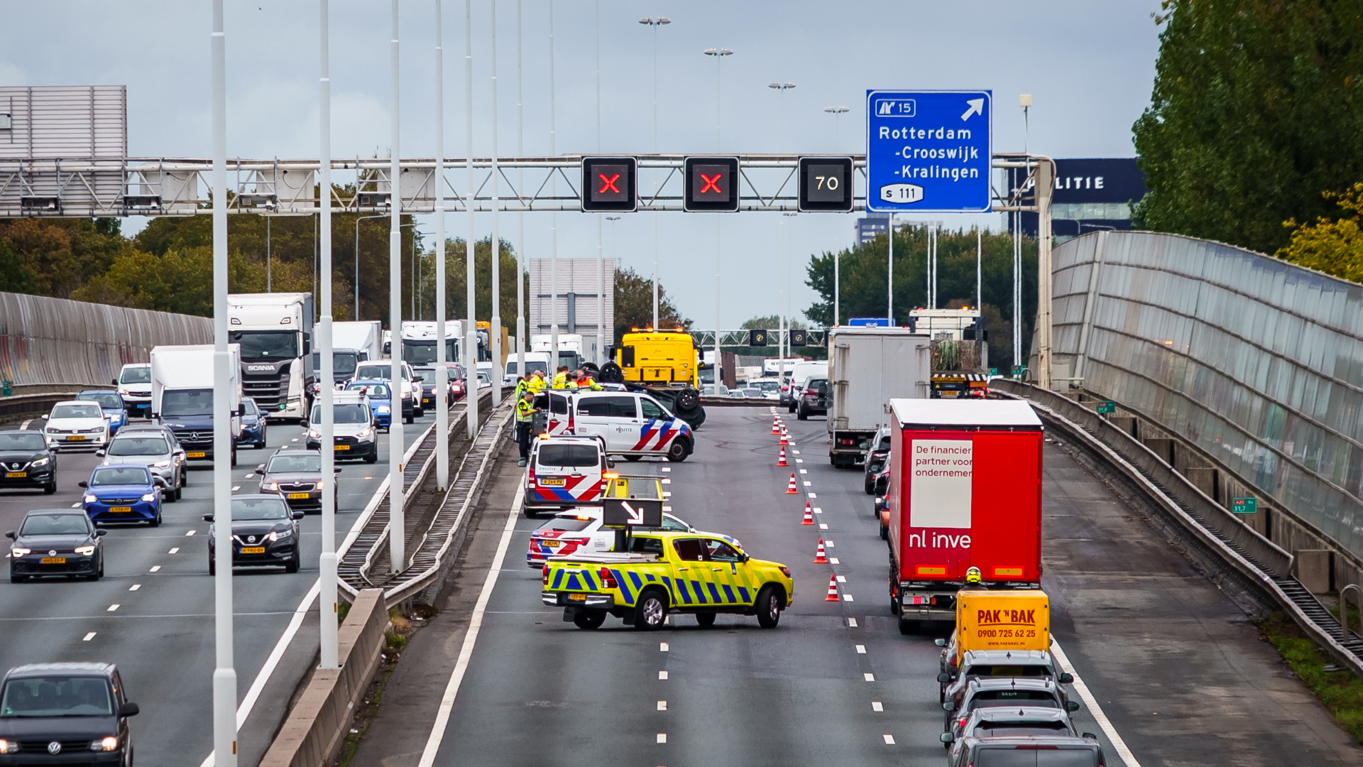 Twee rijstroken zijn dicht.