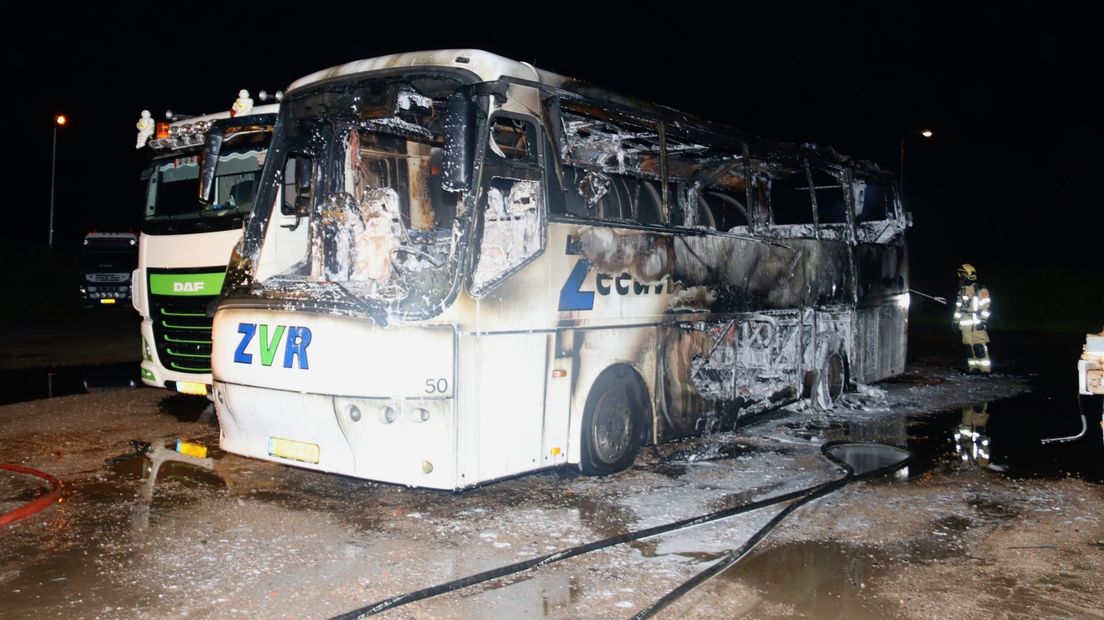 Bus volledig uitgebrand op parkeerplaats bij Walsoorden