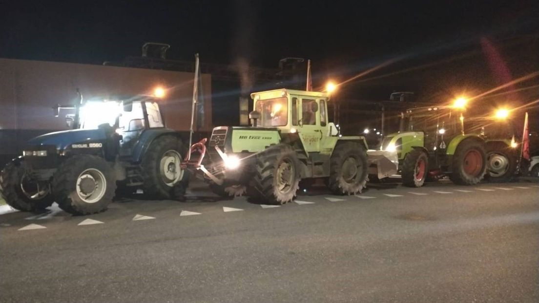 Boeren voeren actie bij FrieslandCampina Borculo