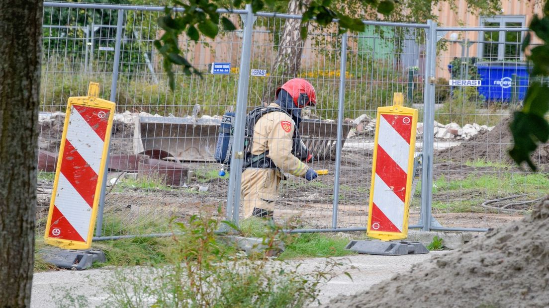 De brandweer doet onderzoek naar aanleiding van een gaslek