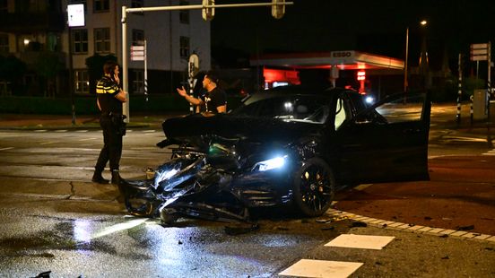 Ongeluk op kruispunt, weg bezaaid met brokstukken. Ongeluk op kruispunt, weg bezaaid met brokstukken.