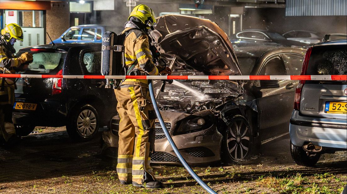 De brandweer heeft de brandende auto geblust