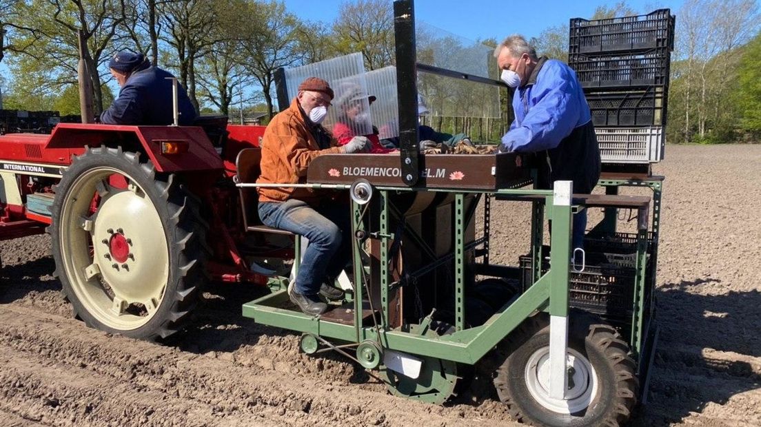 De poters zijn door spatschermen van elkaar gescheiden