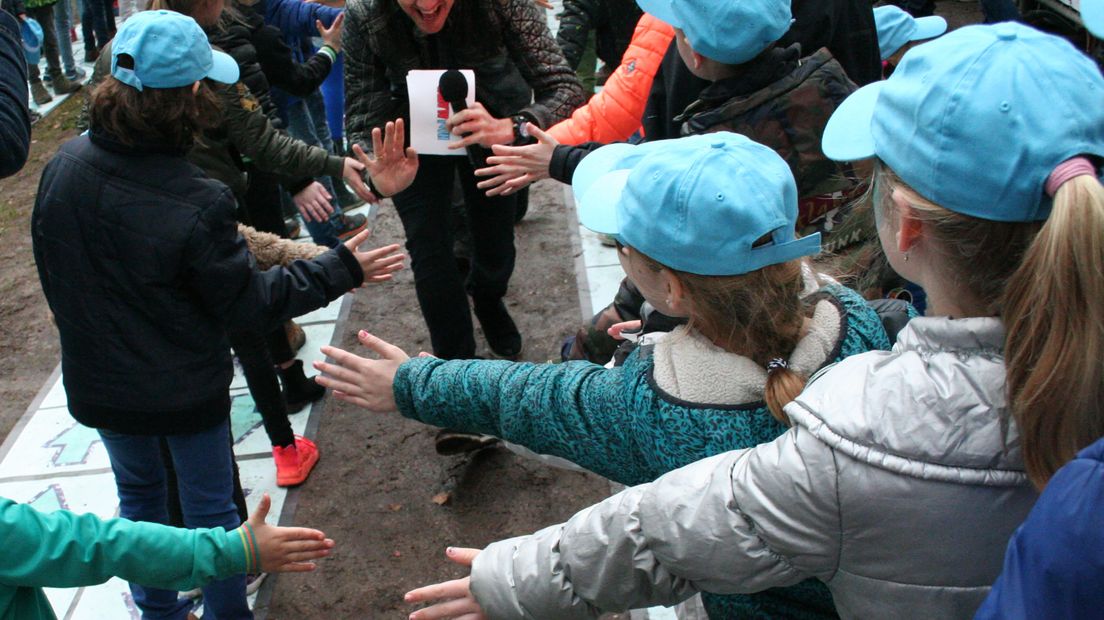 Bijna duizend kinderen maakten zondag in dierentuin Burgers' Zoo in Arnhem de langste high-five van Nederland.