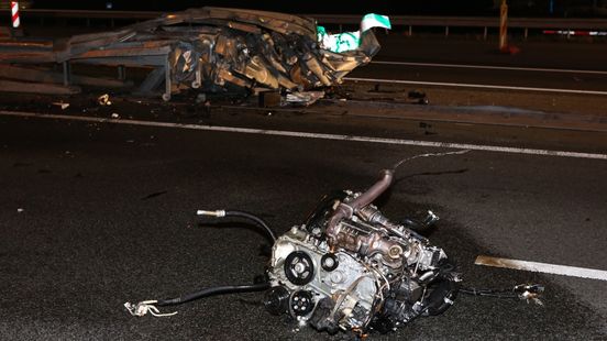 Motorblok vliegt over A15 na botsing auto met vangrail tijdens achtervolging.