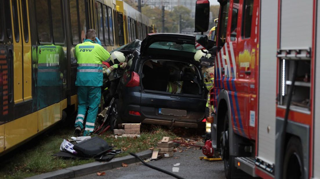 Auto botst op tram.