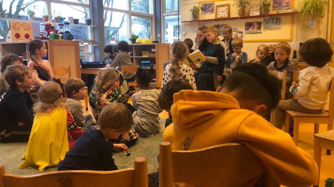 Een volle 'plofklas' in openbare basisschool De Petteflet in Groningen.