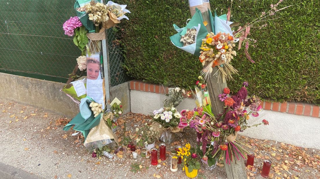 Bloemen, kaarsjes en foto's op de plek van de aanrijding