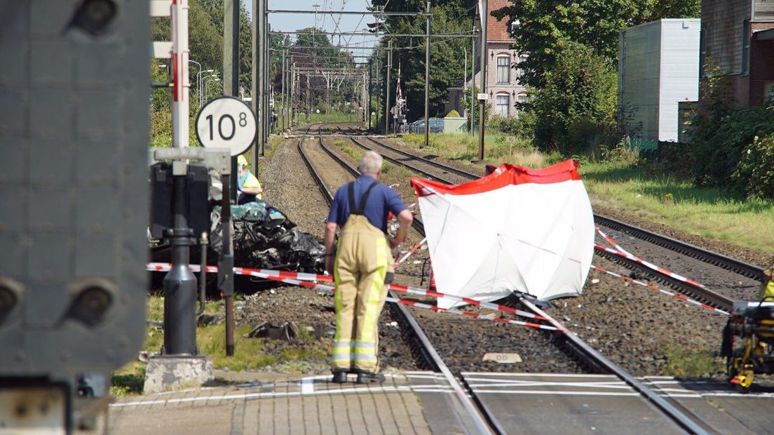 Een 34-jarige inwoner van Twello is zwaargewond geraakt nadat hij met zijn auto een internationale trein heeft geramd. Het slachtoffer is met een traumahelikopter afgevoerd naar het ziekenhuis in Zwolle.