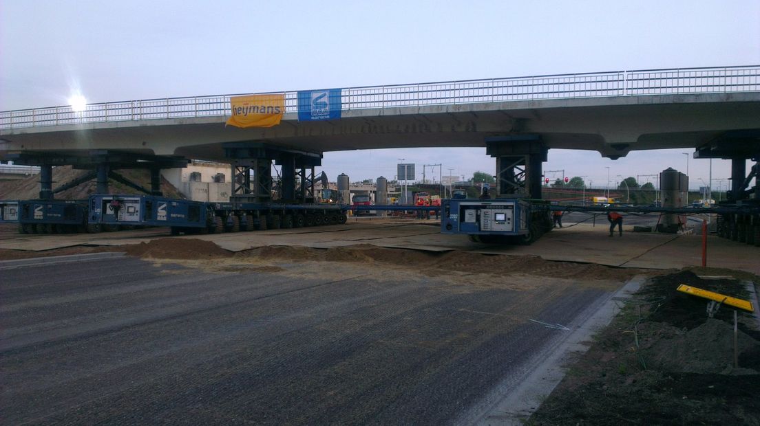 In Lent is in de nacht van zaterdag op zondag het viaduct van de zogenoemde Lentse Lus weggehaald door een aannemer.Het betonnen gevaarte zal op een nabijgelegen terrein worden gesloopt.
