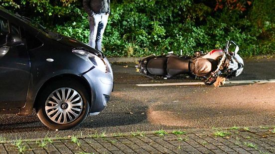 Motorrijder ernstig gewond bij ongeval in Den Ham. Motorrijder ernstig gewond bij ongeval in Den Ham.