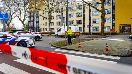 Moeder en kind aangereden op zebrapad; politie houdt jonge scooterrijder aan. Moeder en kind aangereden op zebrapad; politie houdt jonge scooterrijder aan.