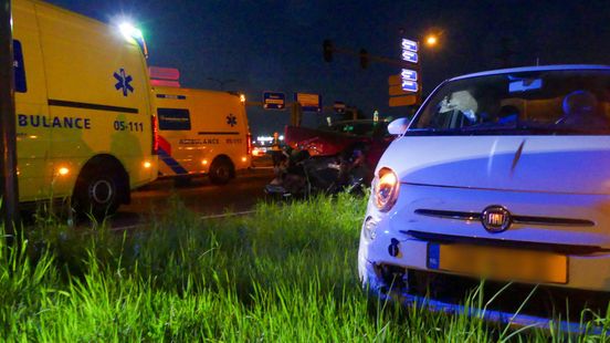 Vier gewonden bij ongeluk in Enschede. Vier gewonden bij ongeluk in Enschede.