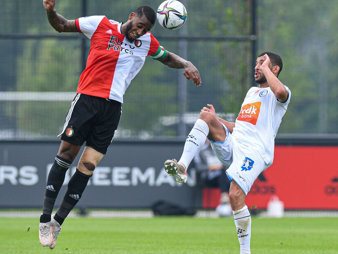 Leroy Fer komt voor zijn directe tegenstander Tarik Tissoudali tijdens Feyenoord-AA Gent (1-1)