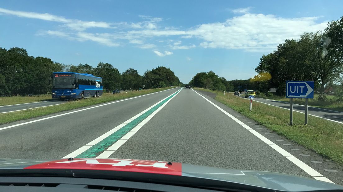 De ribbels waarschuwen je als je op de verkeerde weghelft komt (Rechten: Serge Vinkenvleugel/RTV Drenthe)