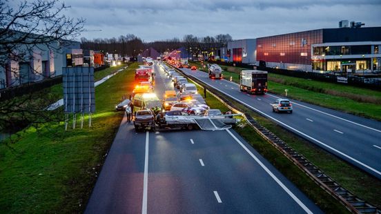 Groot ongeluk met meterslange aanhanger op N326, weg dicht. Groot ongeluk met meterslange aanhanger op N326, weg dicht.
