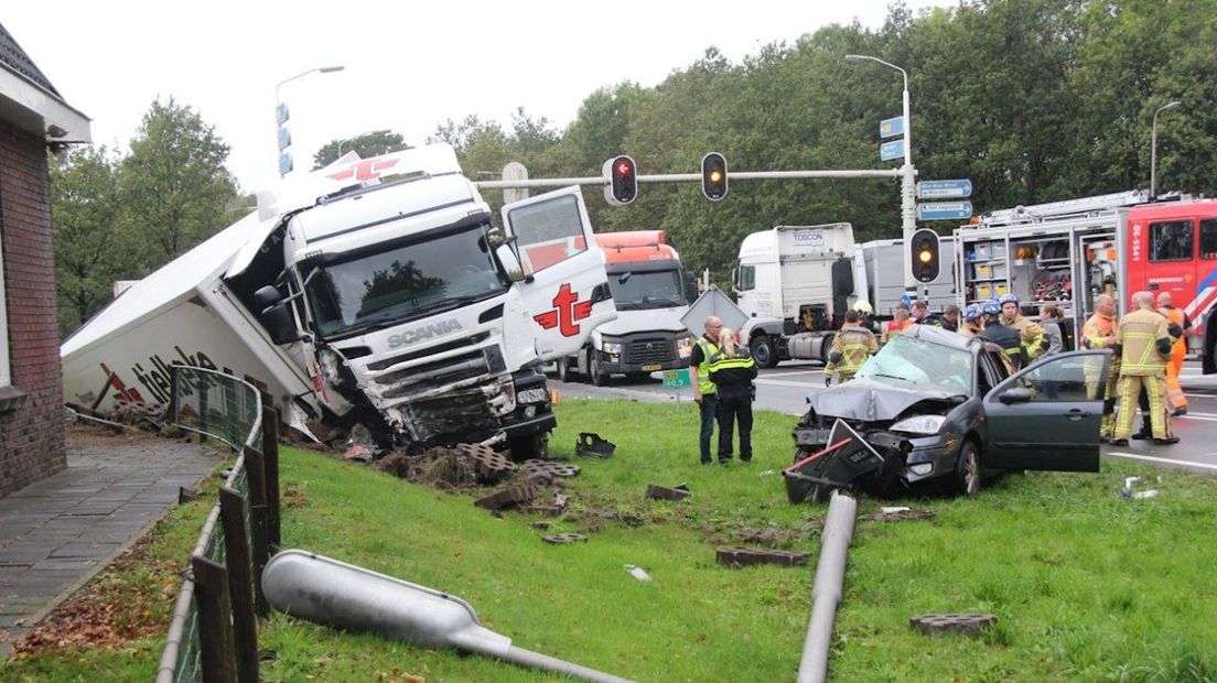 Vrachtwagen gekanteld bij ongeluk op N35 bij Wierden