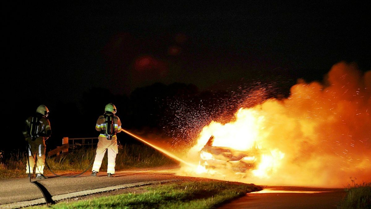 Vuurzee verwoest auto in de buurt van Nijeveen