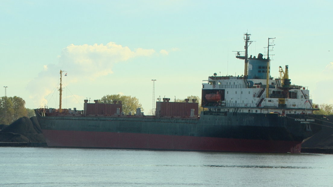 De bulk carrier die vastligt in Terneuzen