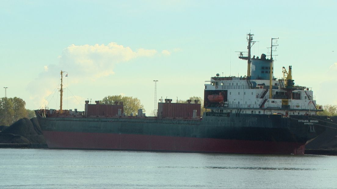 De bulkcarrier die vastligt in Terneuzen