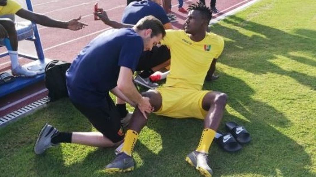 Sven de Wilde helpt Sory Kaba van Guinee met zijn knie