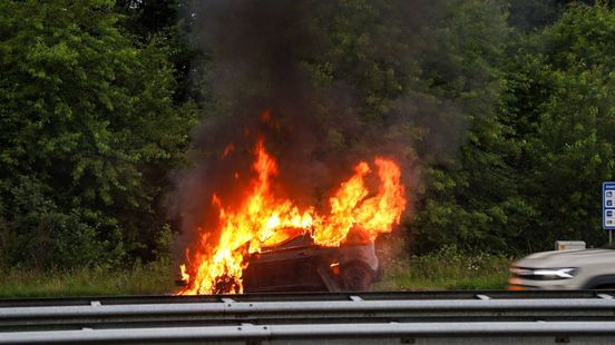 Brand op snelweg: auto gaat volledig in vlammen op