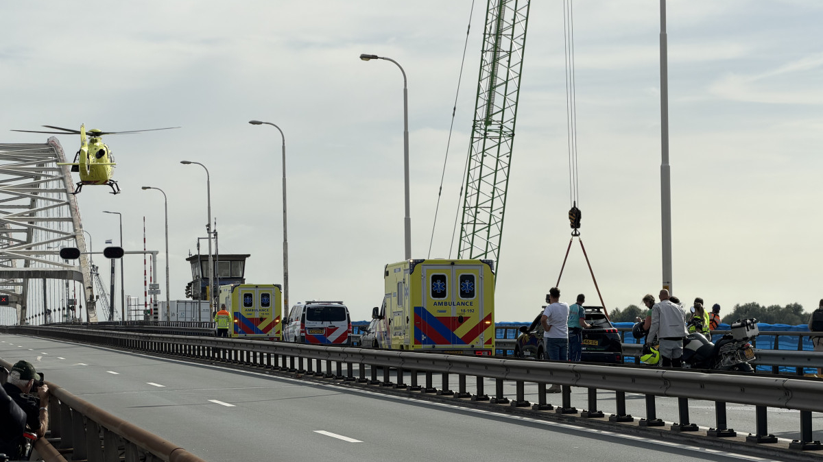 Een traumahelikopter landde na het ongeval op de Merwedebrug.