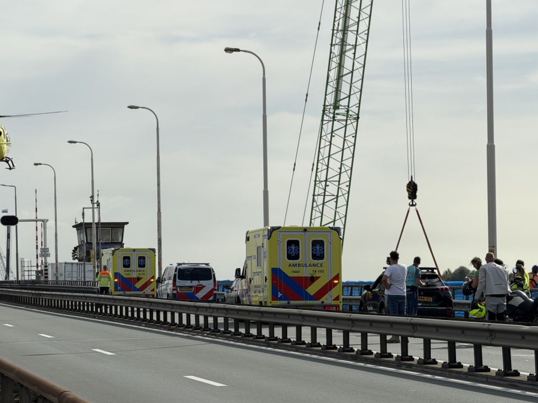 Een traumahelikopter landde na het ongeval op de Merwedebrug.