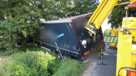 Vrachtwagen in de sloot • fietser gewond