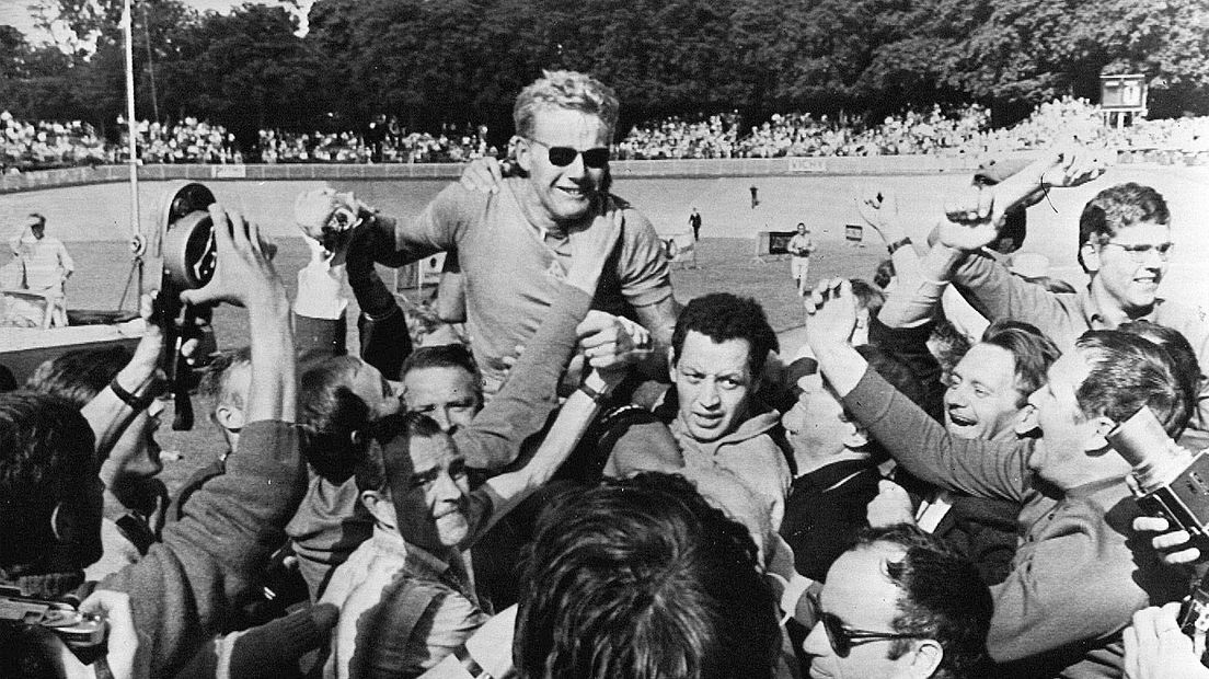 Tourwinnaar Janssen in 1968 huilend van geluk op de schouders van zijn fans