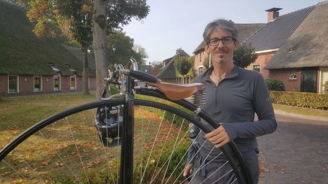 De Canadees Phil Fertey doorkruist op een bijzondere fiets de provincie (Rechten: Martijn Klungel/RTV Drenthe)