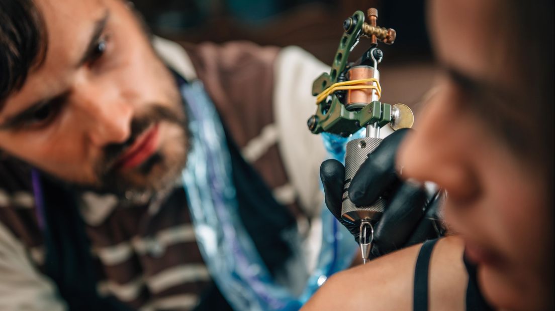 OM: 'Enschedese vrouwenhandelaar liet zijn naam op slachtoffer tatoeëren'