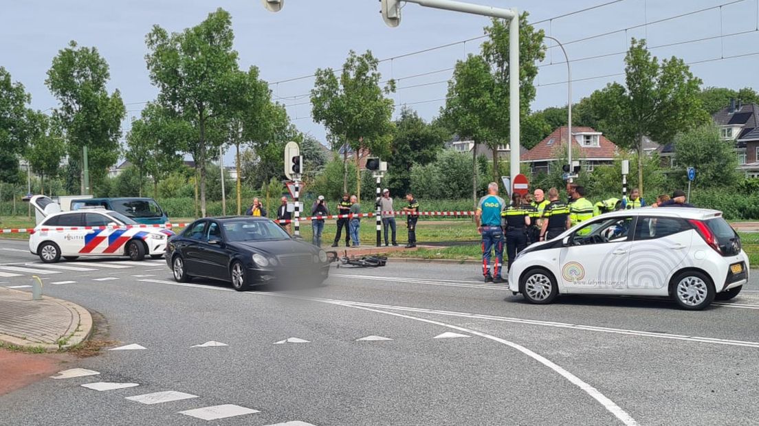 De fietser is door de zwarte auto aangereden