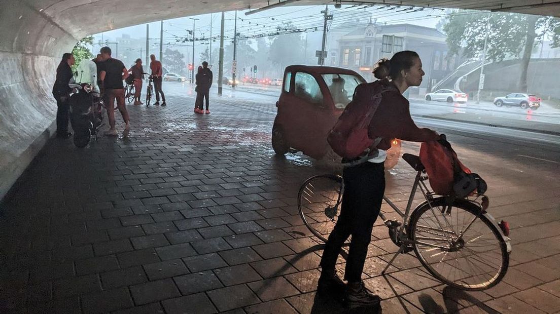 Mensen in Arnhem schuilen voor het noodweer