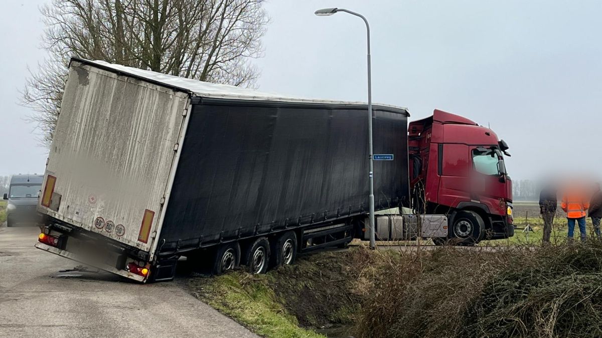 112-nieuws: Slagwapens in beslag genomen in Stad • Vrachtwagen vast in berm bij Roodeschool