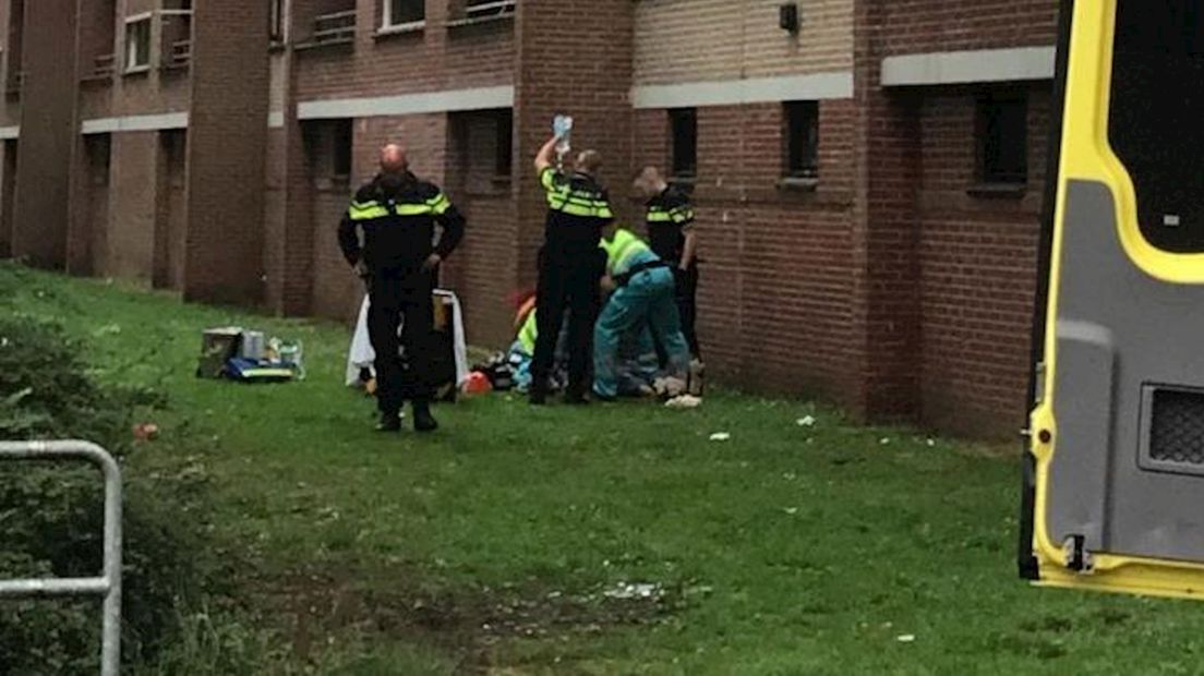 Man valt van vierde verdieping flat in Almelo