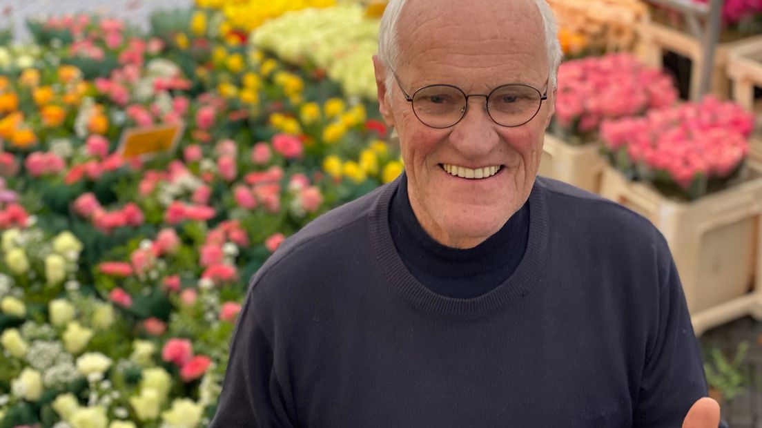 Huub Salman staat vandaag exact 50 jaar met bloemen op de Deventer zaterdagmarkt,