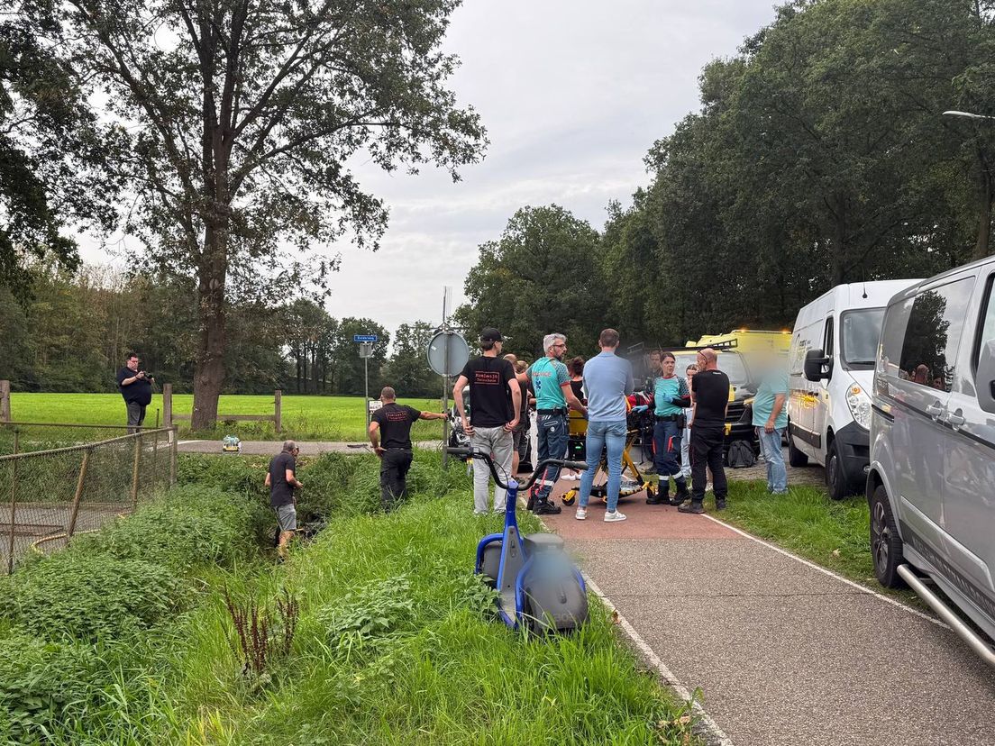 Ambulancepersoneel heeft het slachtoffer ter plaatse behandeld.
