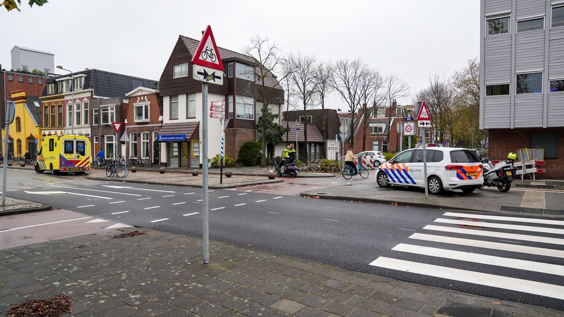 Hulpdiensten op de kruising van de Aweg met de Herman Colleniusstraat in Groningen