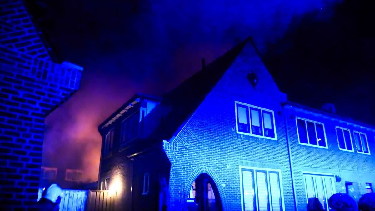 Brand bij meerdere woningen in Enschede, één persoon uit huis gehaald