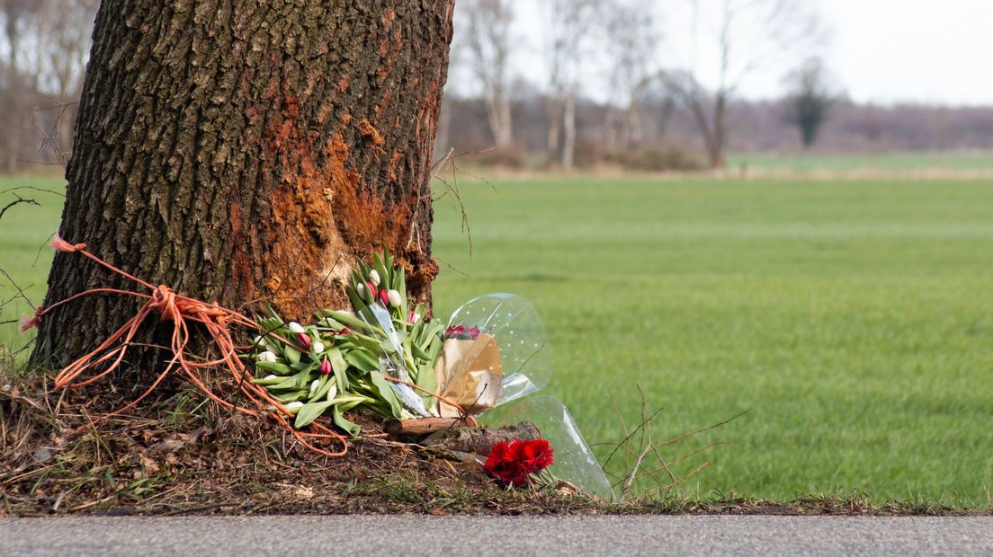 Bij de plek van het ongeluk liggen bloemen (Rechten: RTV Drenthe / Wiedse Veenstra)