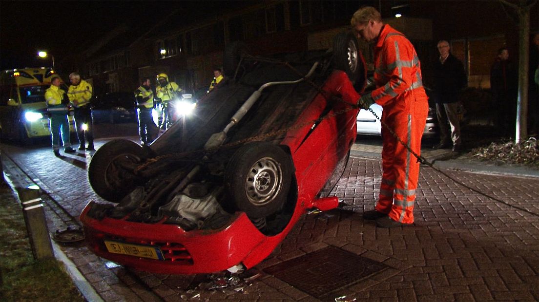 Het voertuig bleef na het ongeval op de kop liggen